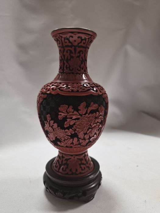 Chiński wazon z laki/mosiądzu