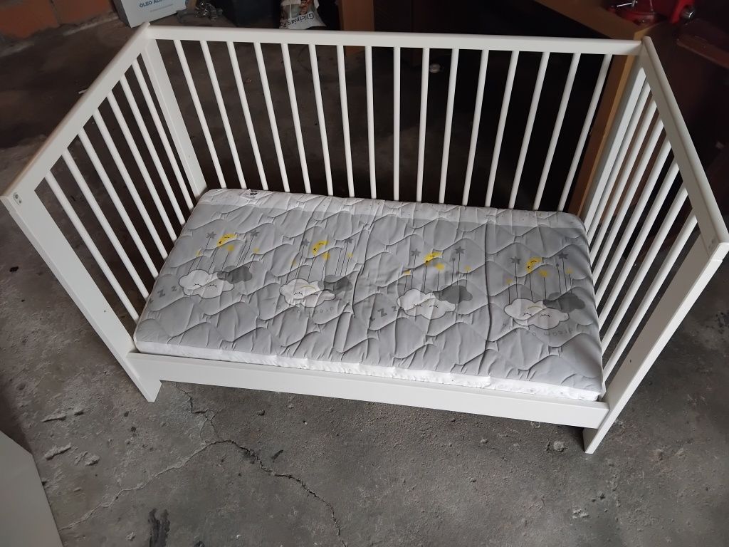 Quarto bebe (berço,muda-fraldas e guarad fatos)