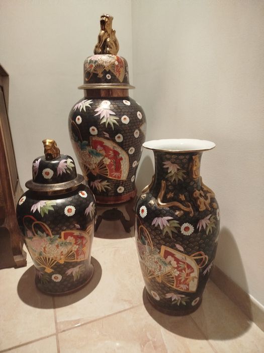 Conjunto de jarrões motivos orientais e com dourado