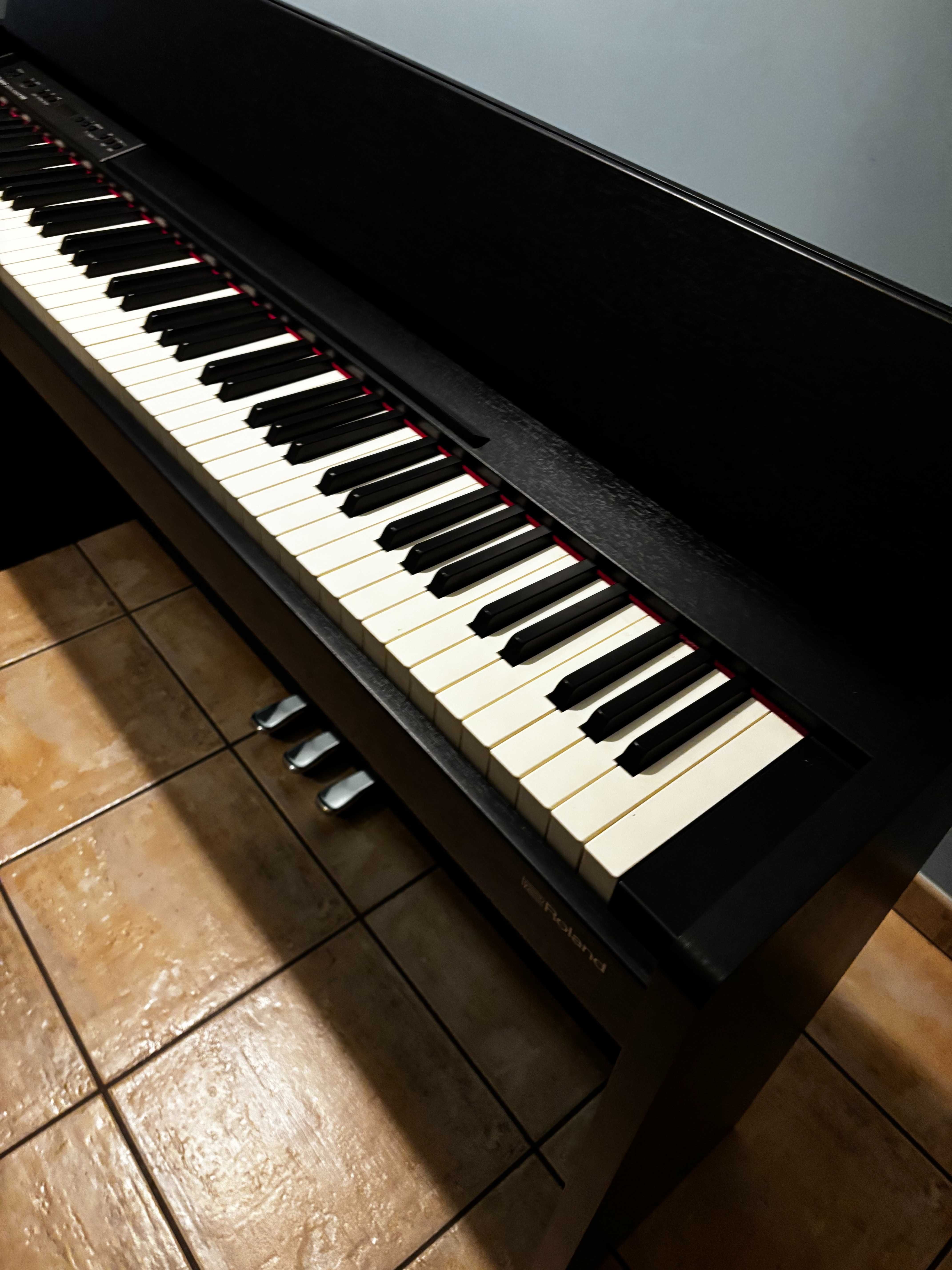 Pianino cyfrowe Roland F-140R + Stołek regulowany
