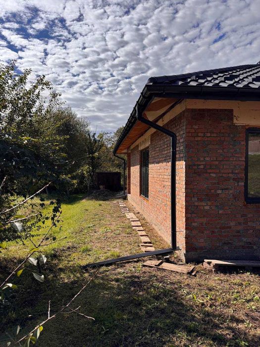 Продаж сучасного будинку поруч з озером. Район (Лезневе)