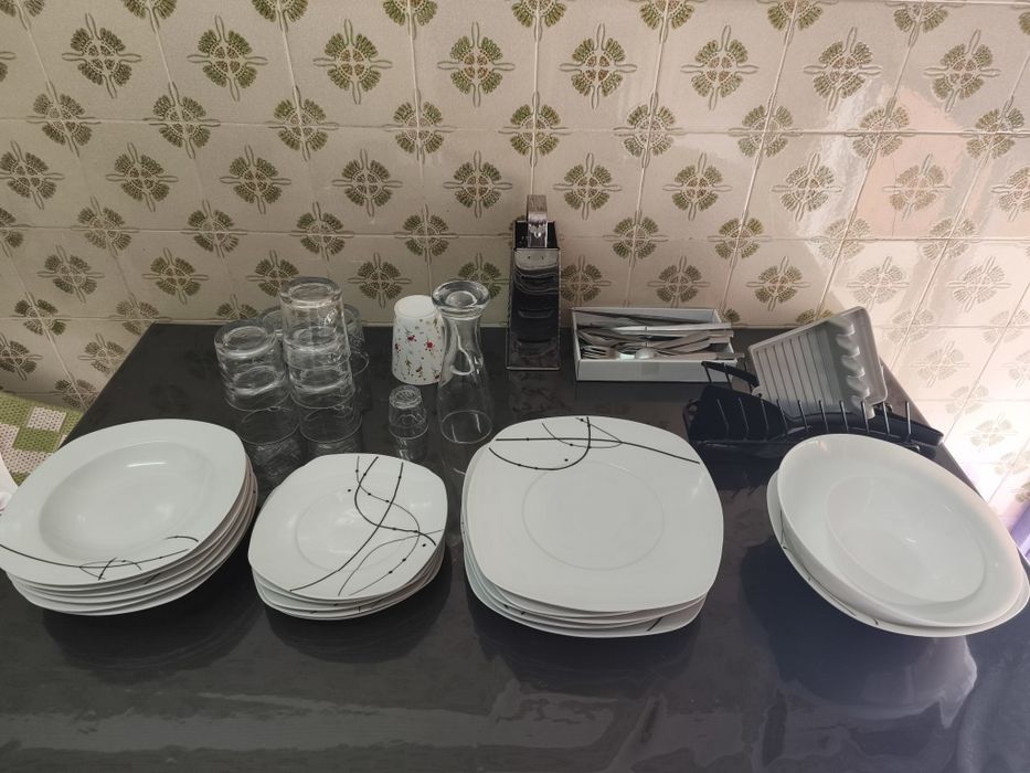 Conjunto pratos, talheres e copos