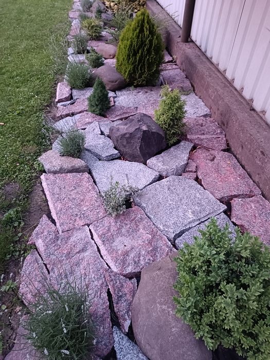 Камінь(граніт) рокарій клумба