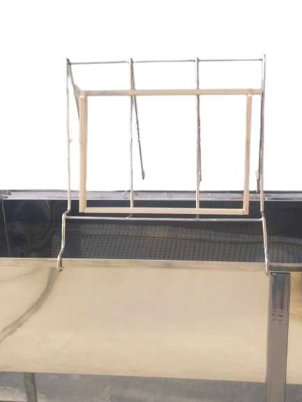 Stół dwustanowiskowy do odsklepiania ramek 1m sito pokrywa nierdzewny