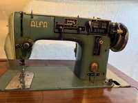 Antiga maquina de costura Alfa com móvel