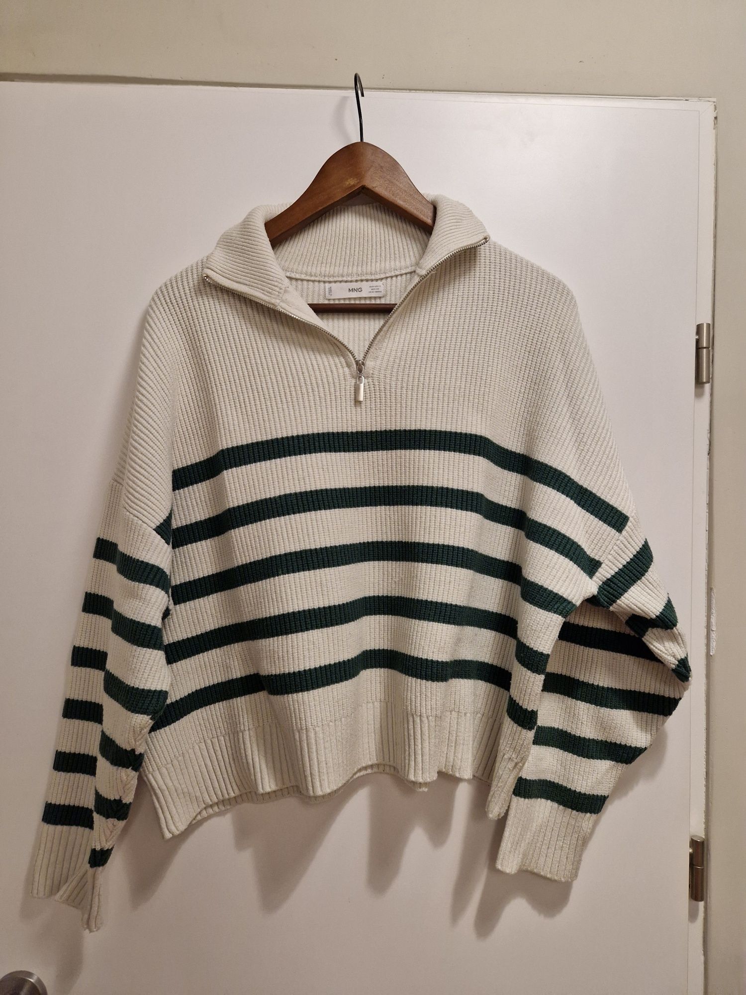 Sweter z zamkiem Mango