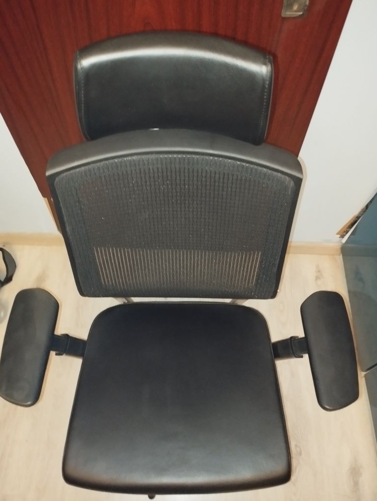 Fotel obrotowy firmy SeatOnSeating USA