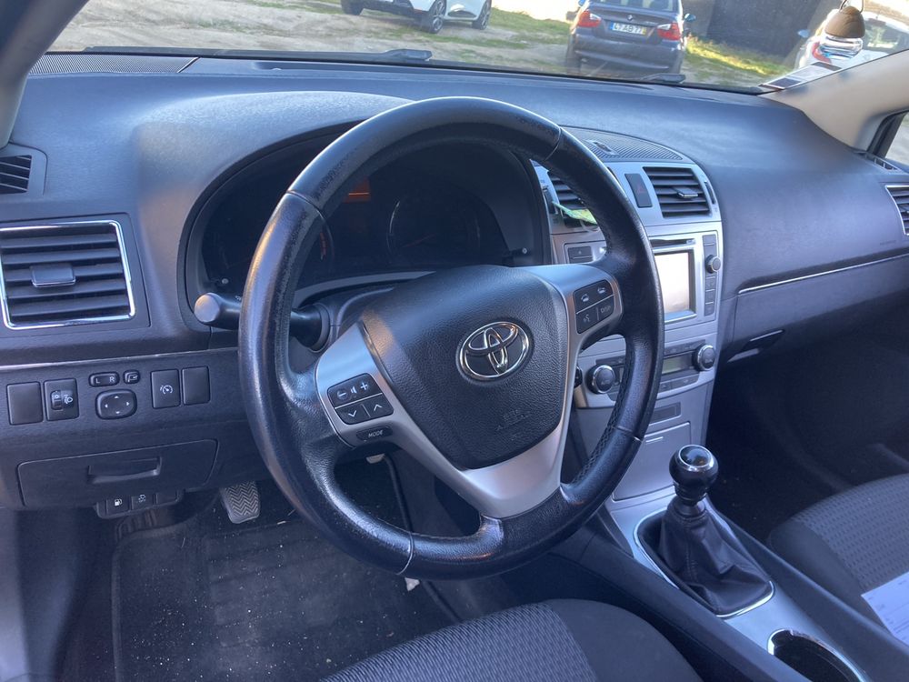 Toyota Avensis 2.0 full-extras ano 2012