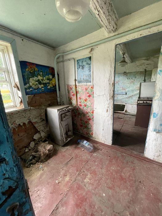 Дом в городе. Узин.Боьшой двор,спокойное место для проживания.