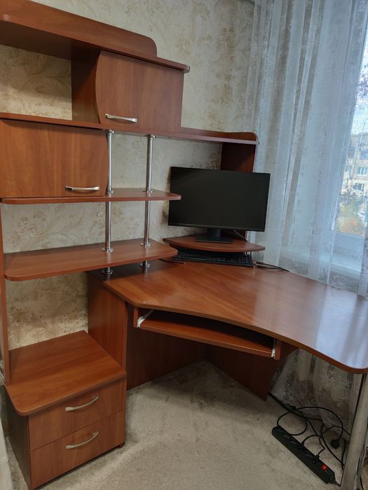 Продам кутовий комп'ютерний стіл