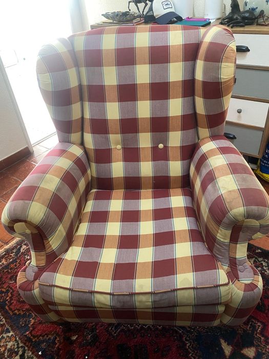 Poltrona vintage de orelhas com estampa xadrez.
