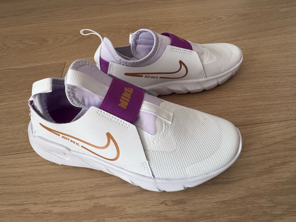 Buty dziecięce Nike r. 35, białe