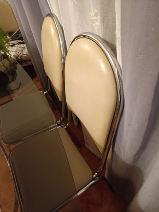 Mesa de vidro com 6 cadeiras
