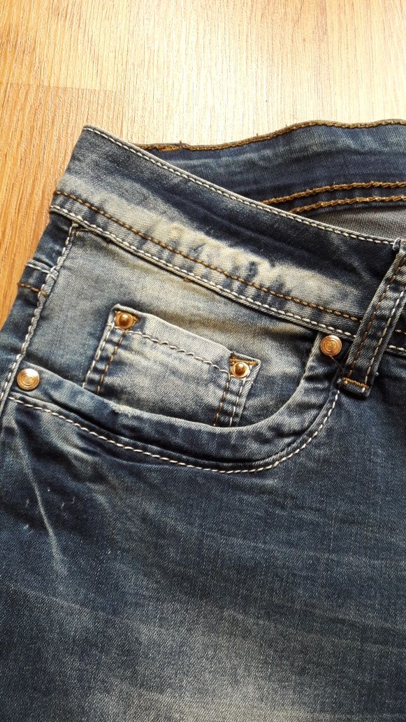 Spodnie jeans przecierane z niskim stanem