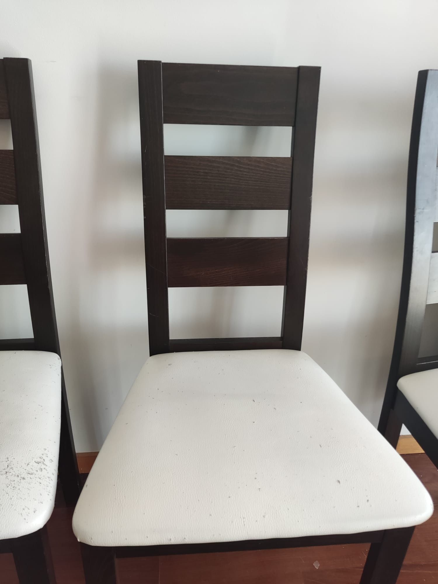 Mesa e cadeiras.