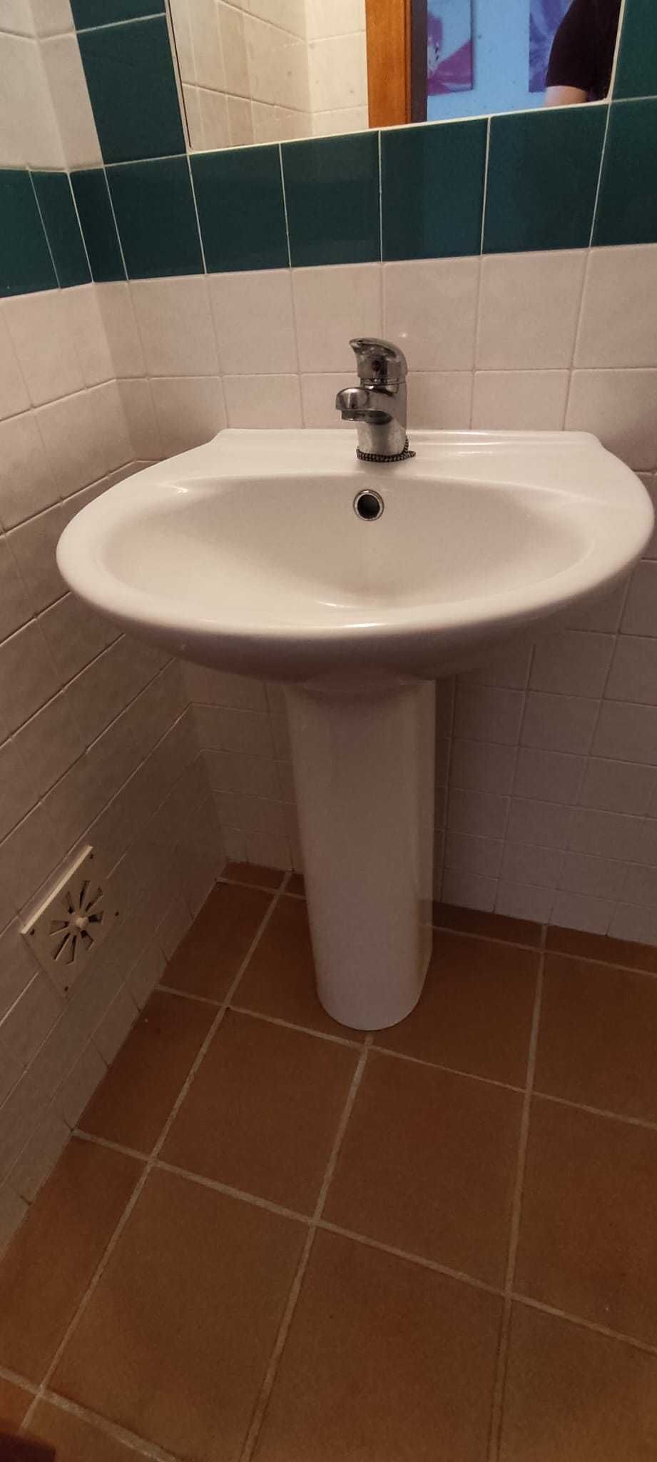 Lavatório com pé alto e torneira