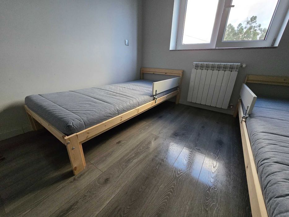 Cama para solteiro 1 cama com colchão 75 e as 2 camas é 150 euros