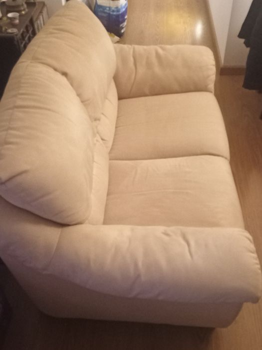 Sofá cor creme dois lugares