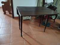 Mesa antiga com tampo retangular e duas abas