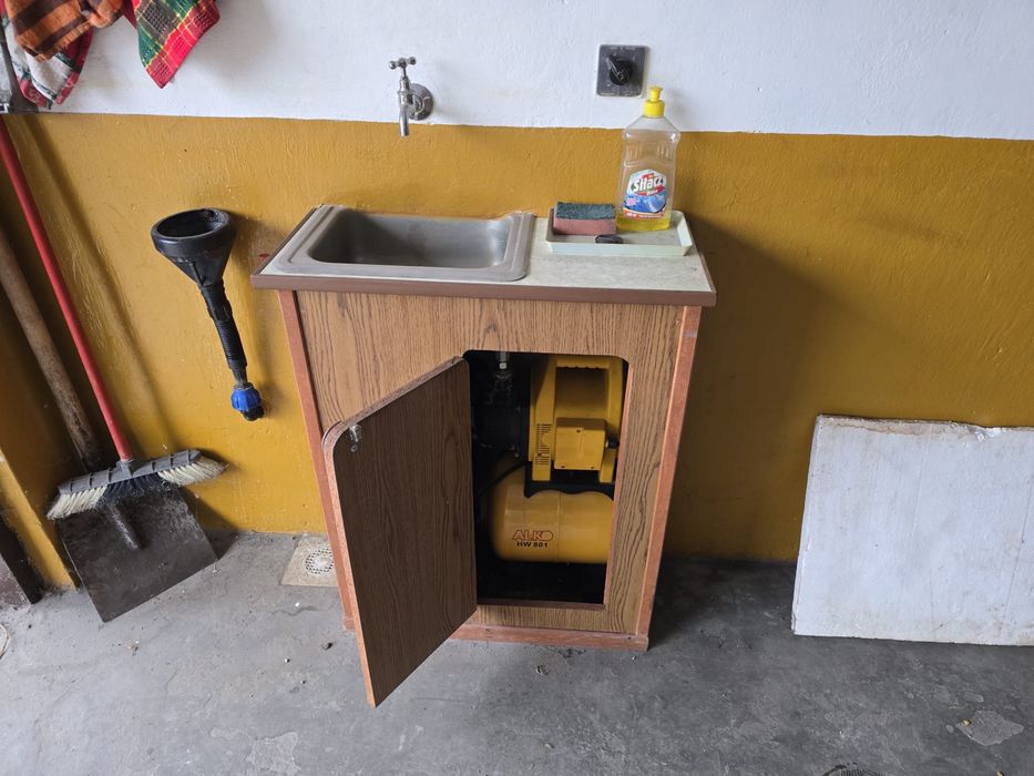 Sprzedam garaż z kanałem, prądem trójfazowym i wodą - po remoncie dach