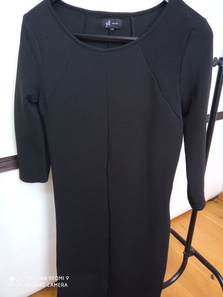 Czarna sukienka midi Reserved M