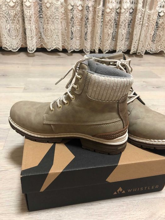 Продаю жіночі зимові черевики бежевого кольору, розмір 39.