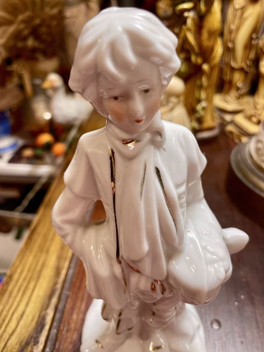 Porcelanowa figurka młodzieńca