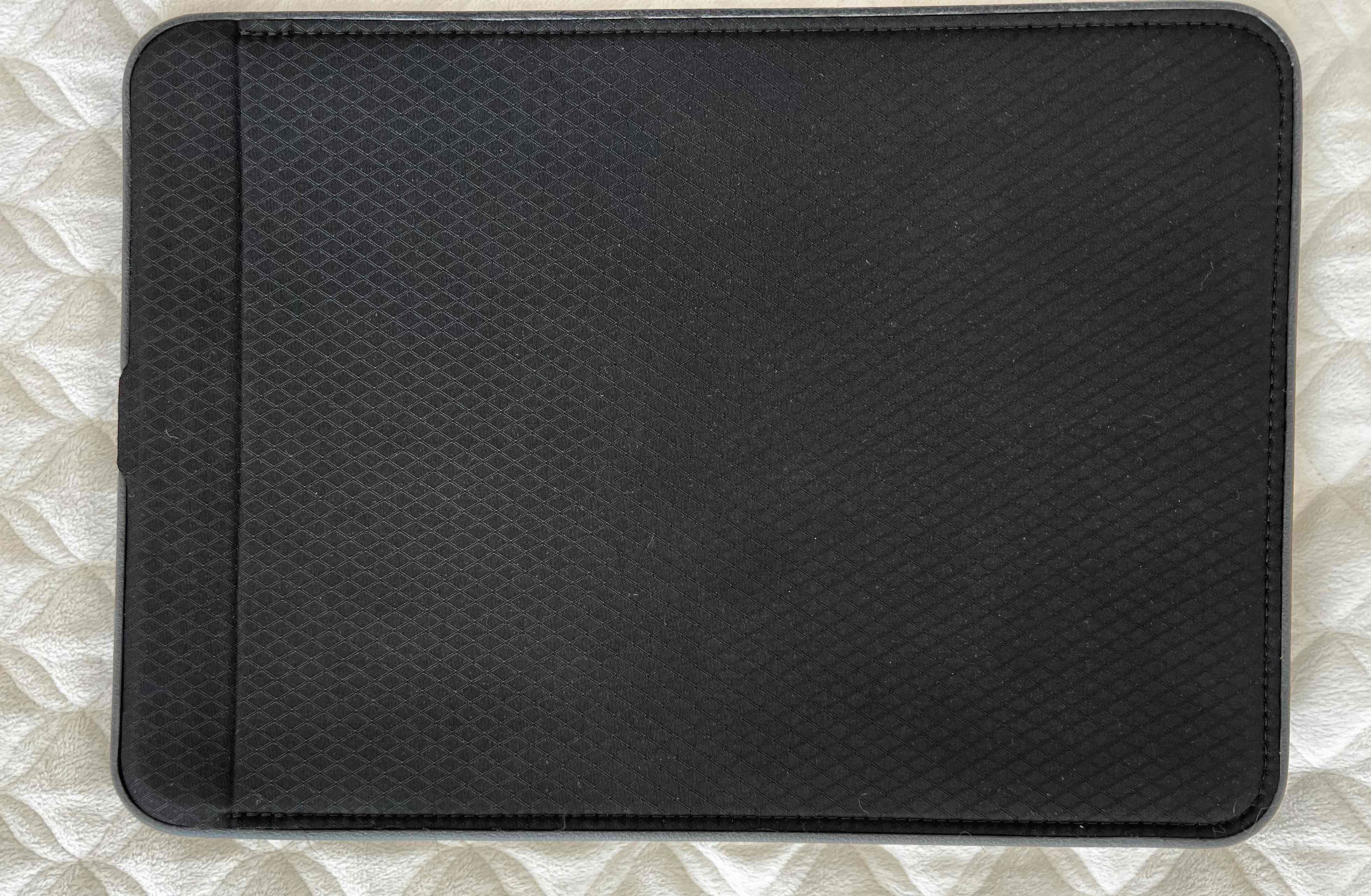Pokrowiec na laptopa 15" marki Incase, czarny, zamknięcie magnetyczne