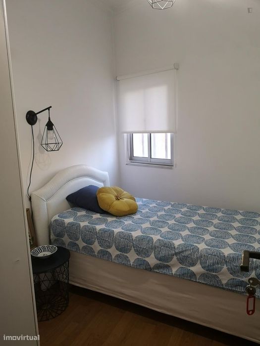 243802 - Quarto com cama de solteiro em...