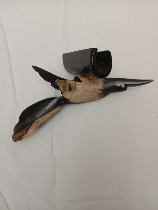 Pássaro feito de corno animal