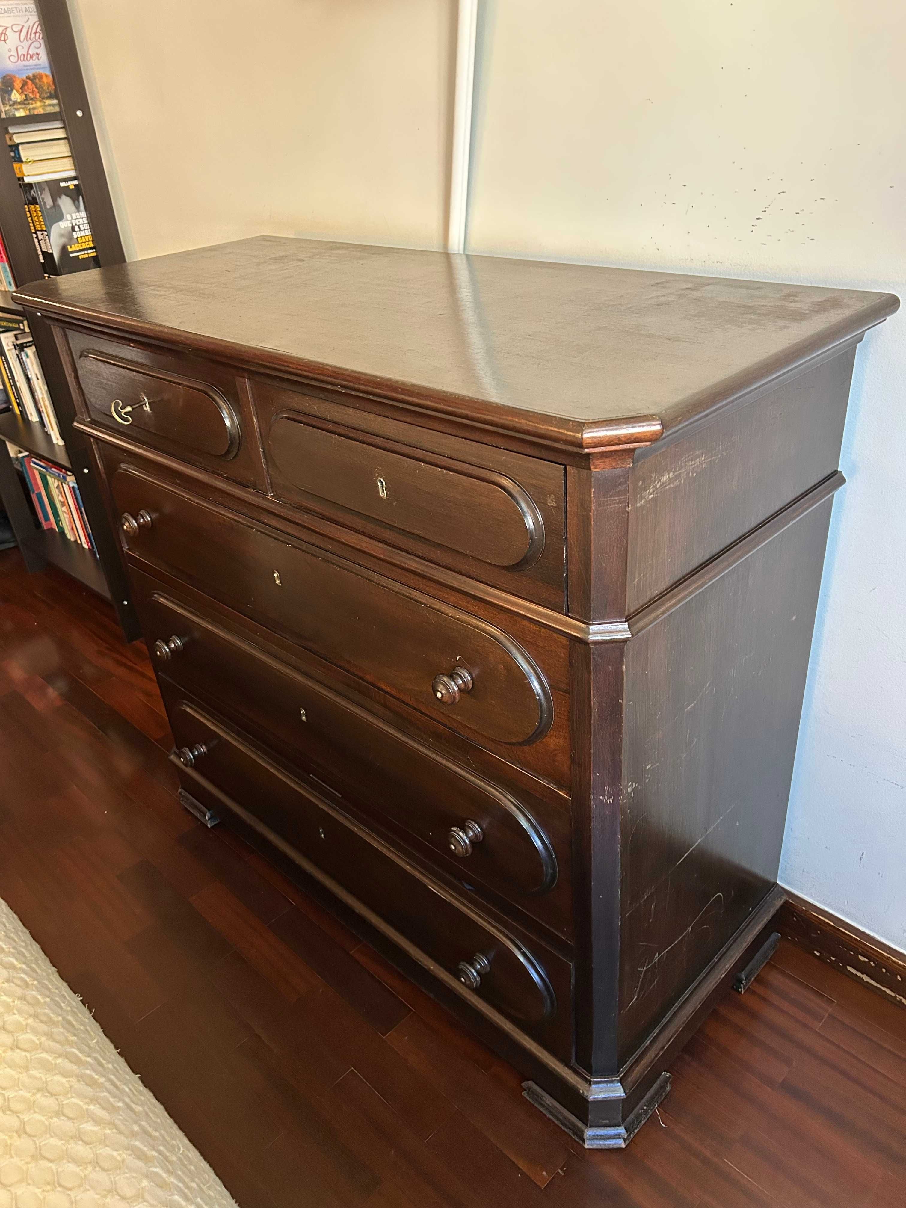 Cómoda  Quarto com bastante arrumação
