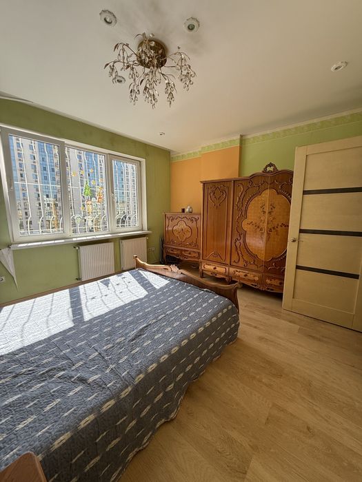 Пропоную велику 2ну 70 метрів на Сахарова під прогаму також