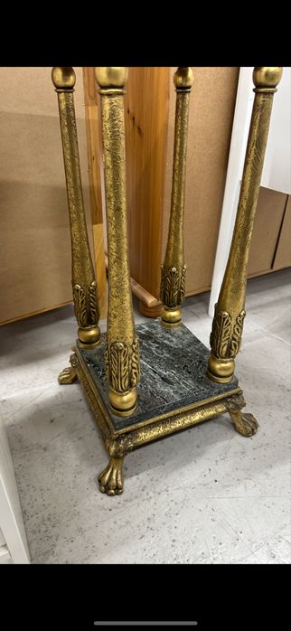 П'єдестал з мармуровою стільницею