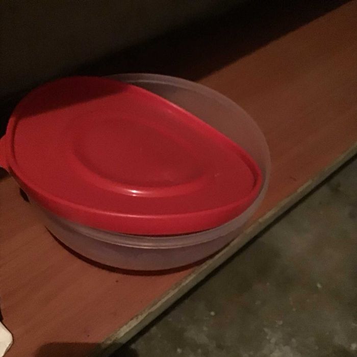 tuperware redondo com tampa vermelha