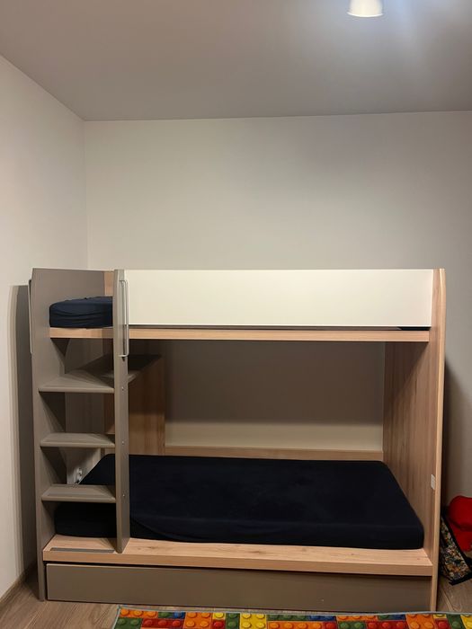 Łóżko piętrowe z pojemnikiem na pościel – stan dobry