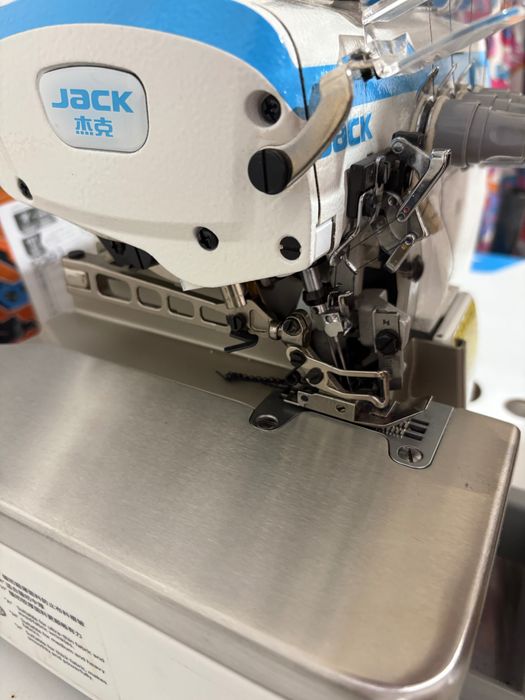 Máquina de costura cose e corte Jack E4s