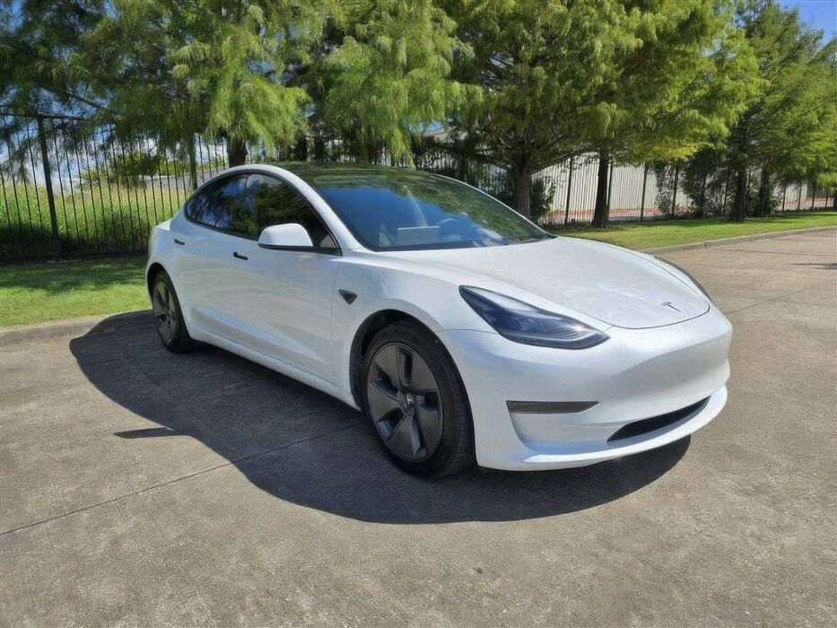 Tesla Model 3      2023