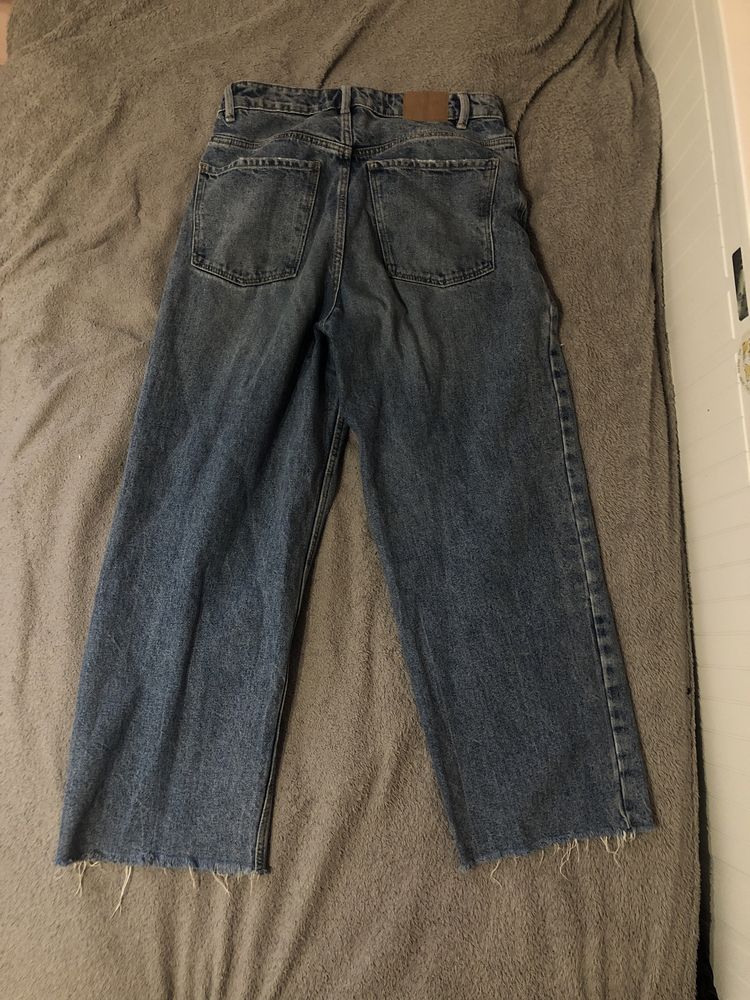 Baggy jeansy z dziurami i wysokim stanem