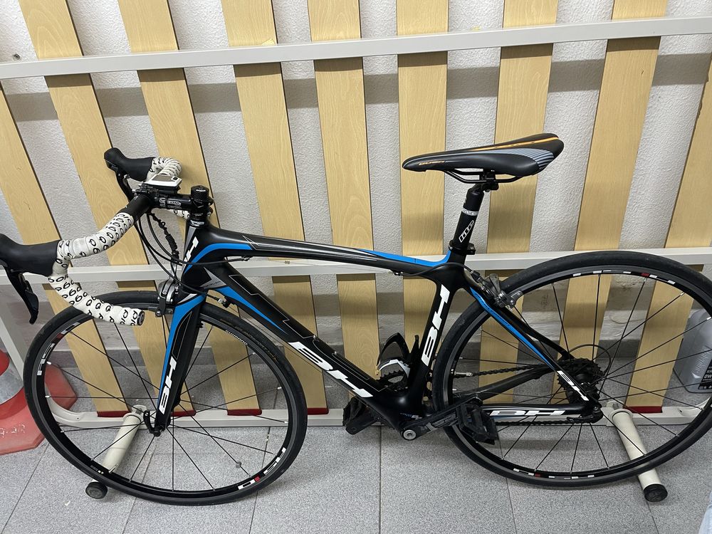 Bicicleta de estrada em carbono BH