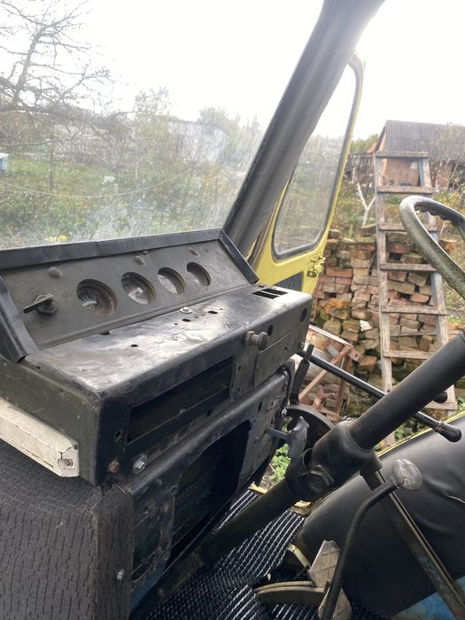 Трактор ЮМЗ 6 з плугом