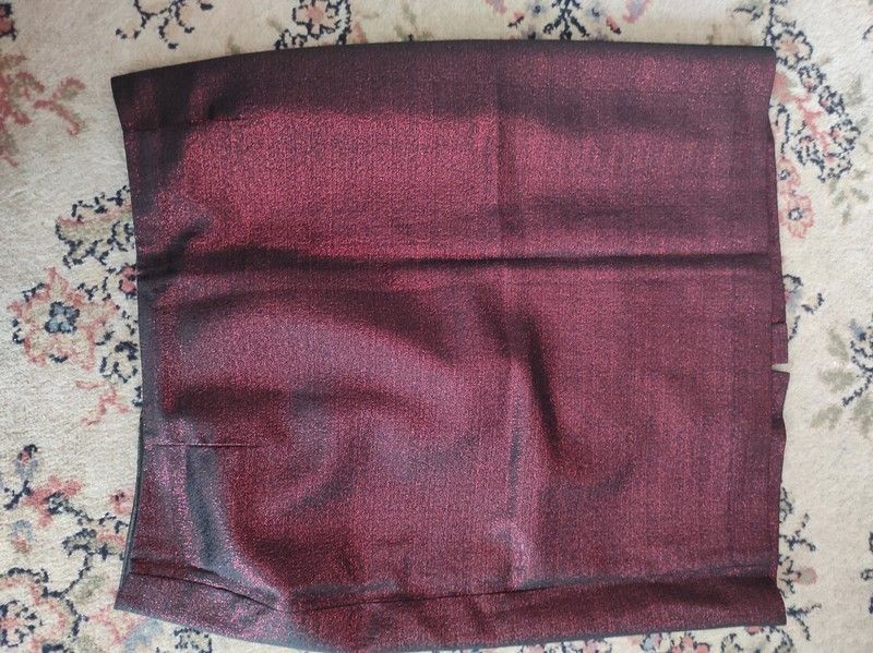 Spódnica brokatowa czerwona z rozcięciem z tylu