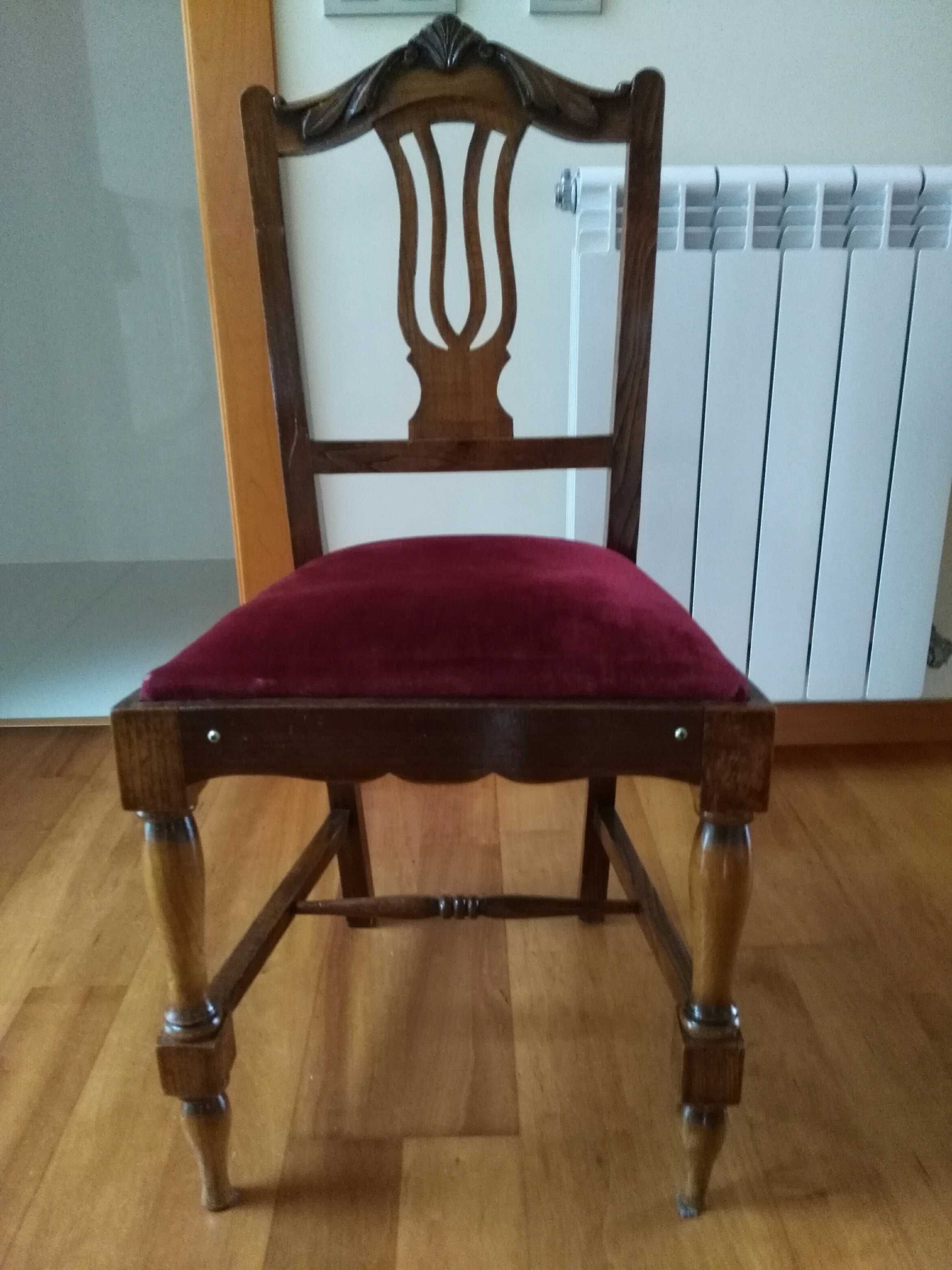 Conjunto de cadeiras antigas