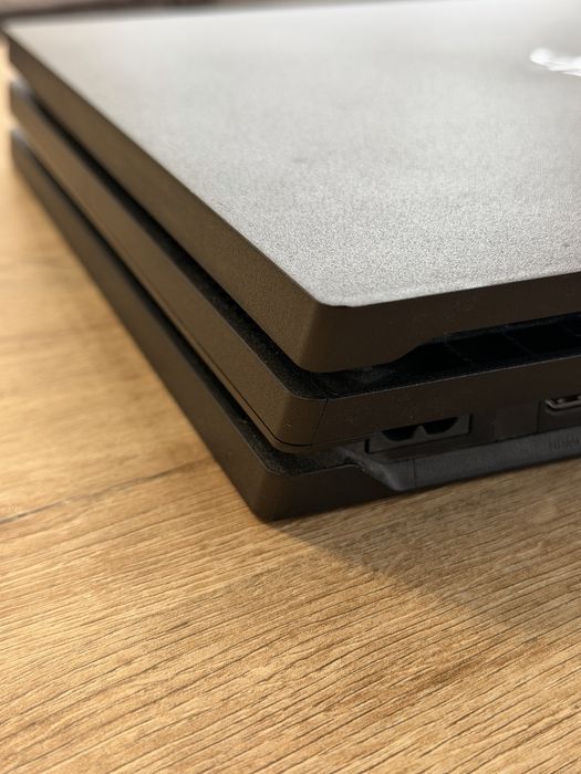 PlayStation 4 Pro 1TB + 3 джойстики + диски