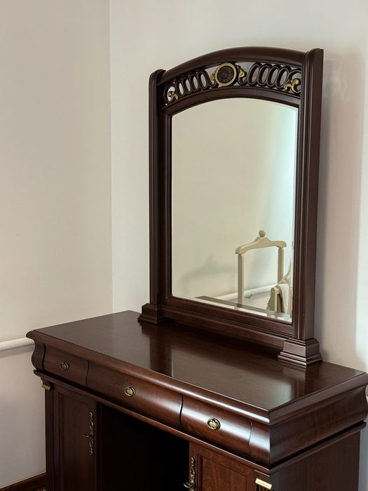 Спальний гарнітур ( ліжко, при﻿ліжкові тумби, комод, шафа), Б/у.