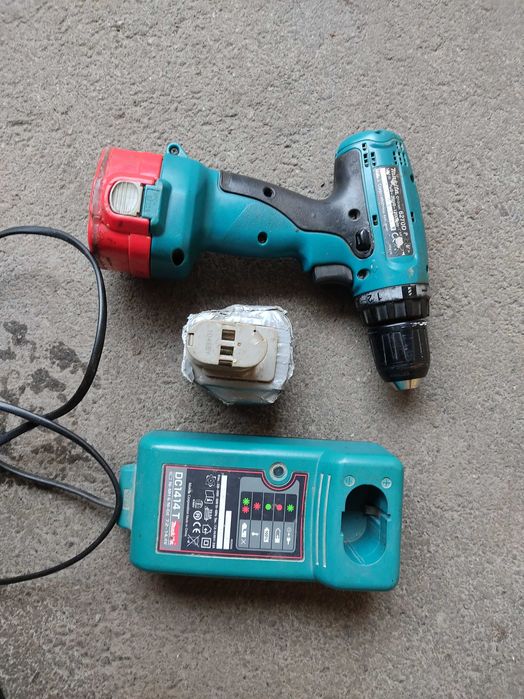 Шуруповерт 12 В .