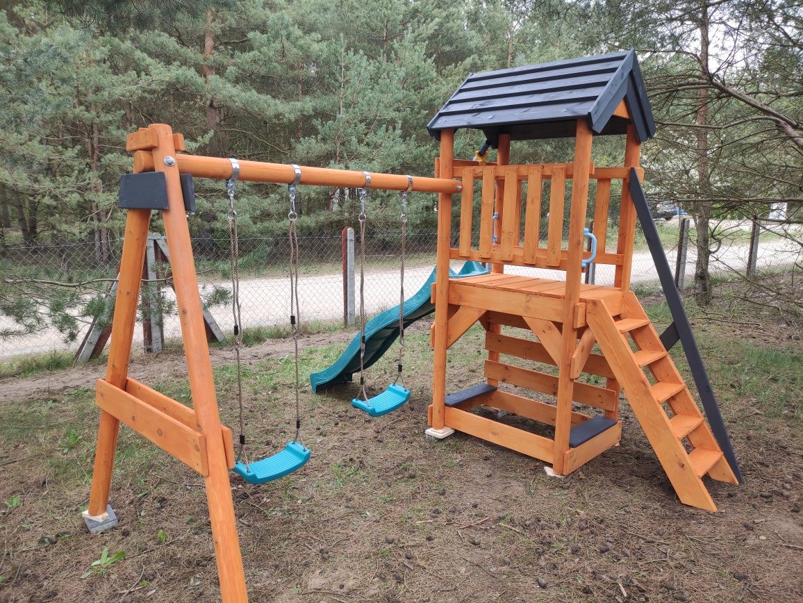Plac zabaw zjeżdżalnia huśtawka ścianka