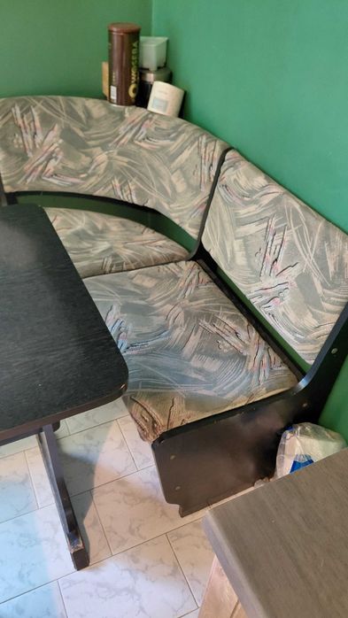 Narożnik kuchenny + stół + dwie pufy