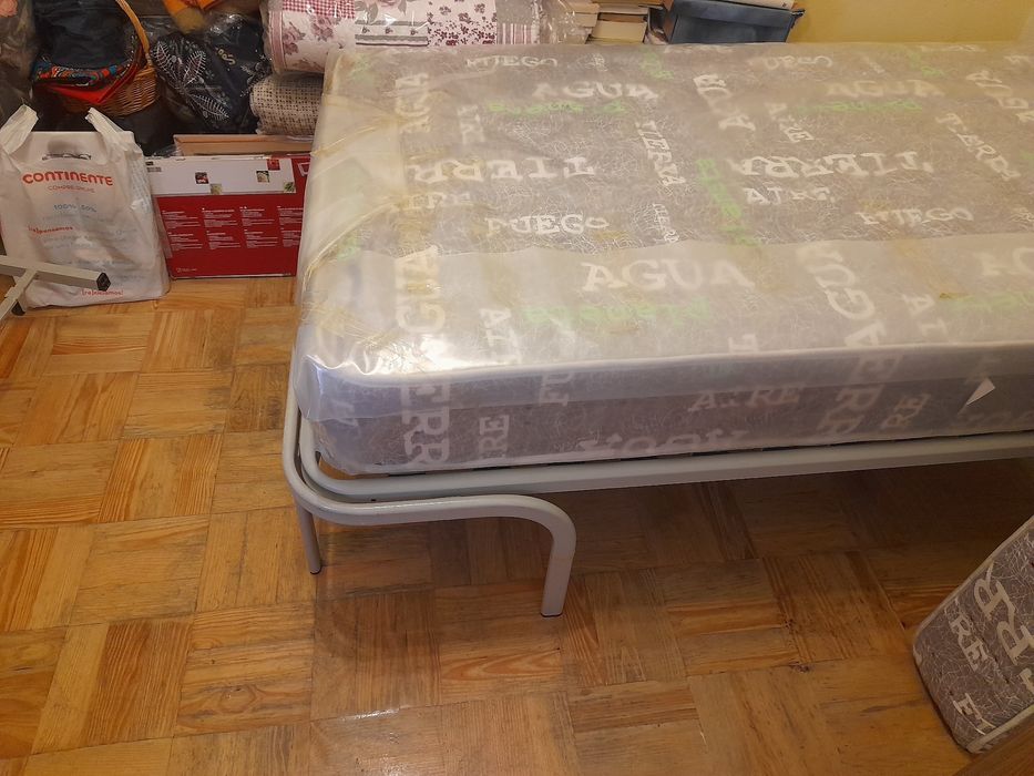 Cama dupla de corpo e meio