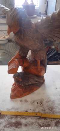 Деревянные статуэтка орлов