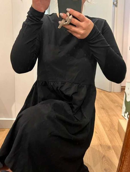 Czarna (nie)zwykła sukienka Mohito S z falbanami